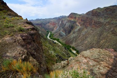Almaty Bölgesi 'ndeki Charyn Kanyonu manzarası. Charyn Ulusal Parkı. Kazakistan. Almaty Bölgesi 'ndeki Charyn Kanyonu' nun resimli manzaraları. Charyn Ulusal Parkı. Kazakistan. Güzel doğa arkaplanı. 