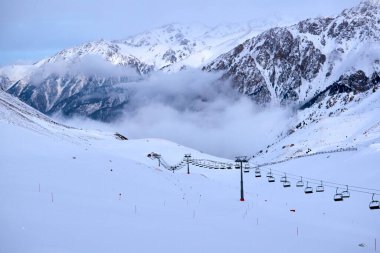 Trans-Ili Alatau 'da kış günü manzara. Trans-Ili Alatau, Kuzey Tian Shan dağ sisteminin bir parçasıdır. Kazakistan. Almaty.