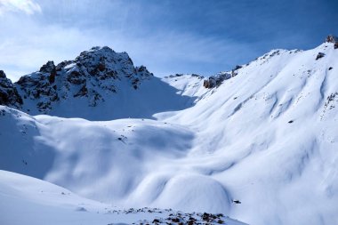 Trans-Ili Alatau 'da kış günü manzara. Trans-Ili Alatau, Kuzey Tian Shan dağ sisteminin bir parçasıdır. Kazakistan. Almaty.