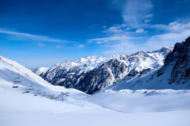 Trans-Ili Alatau 'da kış günü manzara. Trans-Ili Alatau, Kuzey Tian Shan dağ sisteminin bir parçasıdır. Kazakistan. Almaty.