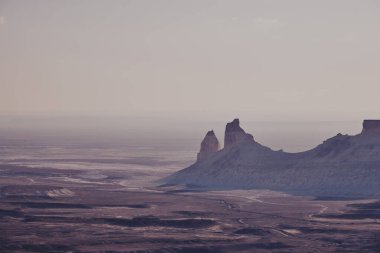 Ustyurt Plateau.Ustyurt yaylaları.Çöl ve yaylalar Ustyurt veya Ustyurt yaylaları Orta Asya 'nın batısında, Kazakistan, Türkmenistan ve Özbekistan' da parçacıklar bulunmaktadır..