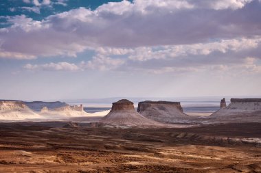 Ustyurt Plateau.Ustyurt yaylaları.Çöl ve yaylalar Ustyurt veya Ustyurt yaylaları Orta Asya 'nın batısında, Kazakistan, Türkmenistan ve Özbekistan' da parçacıklar bulunmaktadır..