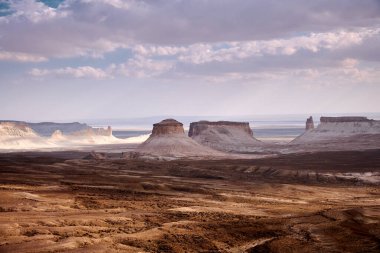 Ustyurt Plateau.Ustyurt yaylaları.Çöl ve yaylalar Ustyurt veya Ustyurt yaylaları Orta Asya 'nın batısında, Kazakistan, Türkmenistan ve Özbekistan' da parçacıklar bulunmaktadır..