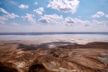 Ustyurt Platosu 'nda. Burada, Ustyurt Uçurumu dikenli kireç taşı ve tebeşir basamaklarından oluşan bir şelale ile kırılıyor, altında büyük bir tuz bataklığı yatıyor, bu bölgede, Tuzbair olarak anılıyor.. 