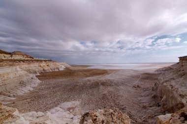 Ustyurt Platosu 'nda. Burada, Ustyurt Uçurumu dikenli kireç taşı ve tebeşir basamaklarından oluşan bir şelale ile kırılıyor, altında büyük bir tuz bataklığı yatıyor, bu bölgede, Tuzbair olarak anılıyor.. 