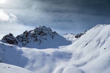 Trans-Ili Alatau 'da kışın manzara. Trans-Ili Alatau, Kazakistan ve Kırgızistan' daki Kuzey Tian Shan dağ sisteminin bir parçasıdır..
