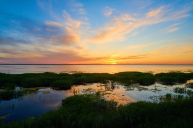 Gün batımında Sultankeldy Gölü manzarası. Göl Astana 'nın 170 km güneybatısındaki Korgalzhyn Eyaleti Doğa Koruma Alanı' nda yer almaktadır. Kazakistan.