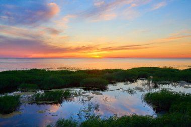 Gün batımında Sultankeldy Gölü manzarası. Göl Astana 'nın 170 km güneybatısındaki Korgalzhyn Eyaleti Doğa Koruma Alanı' nda yer almaktadır. Kazakistan.