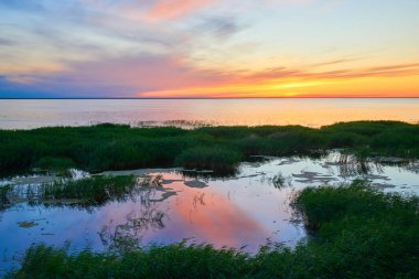 Gün batımında Sultankeldy Gölü manzarası. Göl Astana 'nın 170 km güneybatısındaki Korgalzhyn Eyaleti Doğa Koruma Alanı' nda yer almaktadır. Kazakistan.