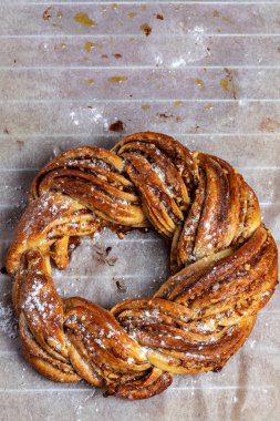 Roscon de reyes Kringle Estonya. Tipik Noel tatlısı, tarçınlı, tereyağlı, cevizli, bademli ve kremalı sünger keki. Dikey fotoğraf ve seçici odak.