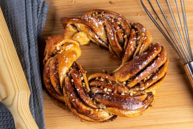 Roscon de reyes Kringle Estonya. Tipik Noel tatlısı, tarçınlı, tereyağlı, cevizli, bademli ve kremalı sünger keki. Yatay fotoğraf ve seçici odak.