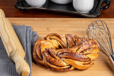 Roscon de reyes Kringle Estonya. Tipik Noel tatlısı, tarçınlı, tereyağlı, cevizli, bademli ve kremalı sünger keki. Yatay fotoğraf ve seçici odak.