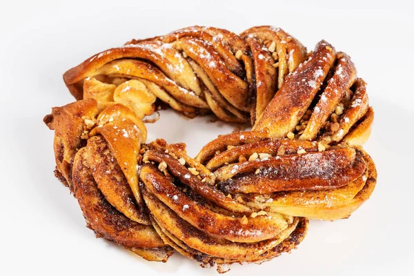 Roscon de reyes Kringle Estonya. Tipik Noel tatlısı, tarçınlı, tereyağlı, cevizli ya da bademli ve beyaz arka planda kremalı sünger keki. Yatay fotoğraf ve seçici odak.