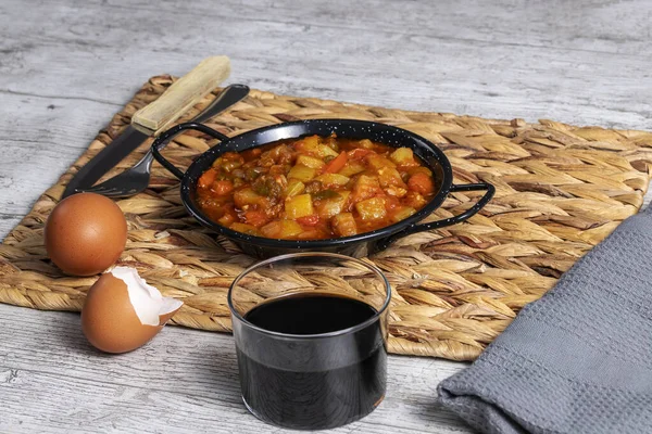 Kırmızı ve yeşil biberli Pisto manchego, kabak ve soğanlı. Tipik ve geleneksel İspanyol yemekleri. Yatay fotoğraf ve seçici odak.