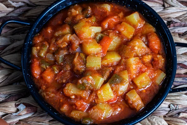 Kırmızı ve yeşil biberli, kabaklı ve soğanlı Pisto manchego (Manchego ratatouille). Tipik ve geleneksel İspanyol yemekleri. Yatay fotoğraf ve seçici odak