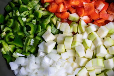 İçindekiler: Pisto manchego (Manchego ratatouille), kırmızı ve yeşil biber, kabak ve soğan. Tipik ve geleneksel İspanyol yemekleri. Yatay fotoğraf ve seçici odak