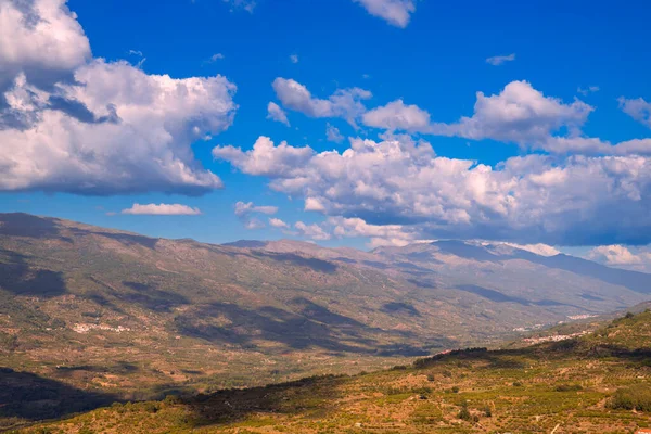Extremadura, İspanya 'daki Valle del Jerte' nin panoramik manzara fotoğrafı. Tatil, turizm, macera, gastronomi ve eğlence konsepti. Yatay fotoğraf