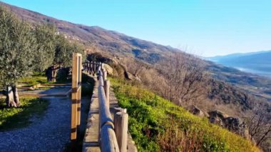 Extremadura, İspanya 'daki Valle del Jerte' nin panoramik manzara fotoğrafı. Tatil, turizm, macera, gastronomi ve eğlence konsepti. Yatay video