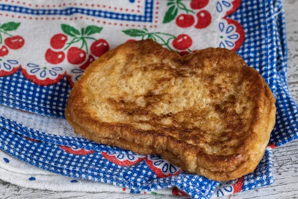 (Vanilyalı, tarçınlı, limonlu ve yumurtalı sütlü kızarmış ekmek. Tipik Paskalya tatlıları. Geleneksel ve neşeli mutfak konsepti. Yatay fotoğraf ve seçici odak