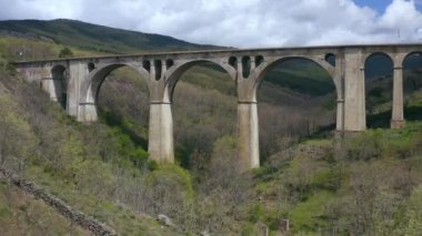 İHA dağlık peyzaj köprüsüne sahip hava görüntüleri 