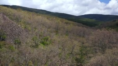 İHA dağlık peyzaj köprüsüne sahip hava görüntüleri 