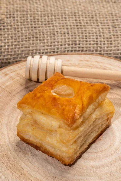 Mielitos Hojaldres Astorga 用西班牙莱昂州Astorga市典型的蜂蜜糖浆浸渍的松饼 传统的家庭糕点烹调概念 横向摄影和选择性聚焦 — 图库照片