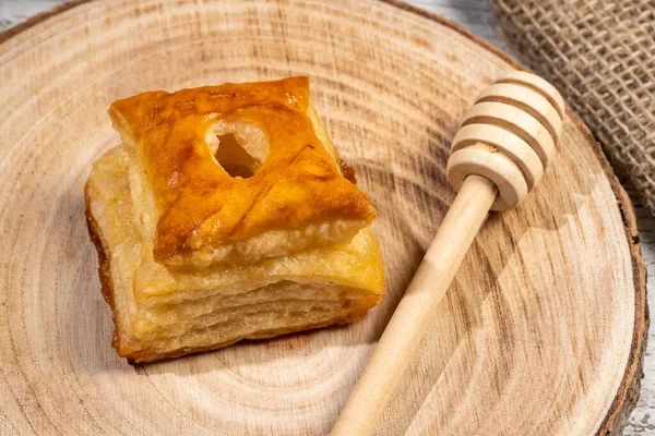 Mielitos Hojaldres Astorga 用西班牙莱昂州Astorga市典型的蜂蜜糖浆浸渍的松饼 传统的家庭糕点烹调概念 横向摄影和选择性聚焦 — 图库照片
