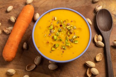 Karşı konulmaz nefis havuç fıstıklı krema. Vejetaryen ve sağlıklı yiyecekler. Sağlıklı ve aktif yaşam tarzı kavramı. Yatay fotoğraf ve seçici odak