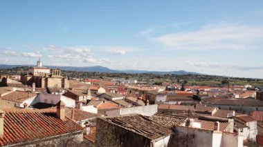 Trujillo, Extremadura, İspanya 'nın güzel ve etkileyici anıtsal kasabasının panoramik zaman dilimi videosu. Seyahat, tatil, eğlence, gastronomi, spor ve macera konsepti.