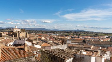 Muhteşem ve etkileyici Trujillo, Extremadura, İspanya 'nın panoramik manzarası. Seyahat, tatil, eğlence, gastronomi, spor ve macera konsepti.