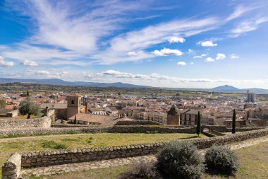 Muhteşem ve etkileyici Trujillo, Extremadura, İspanya 'nın panoramik manzarası. Seyahat, tatil, eğlence, gastronomi, spor ve macera konsepti.