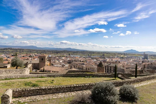 Muhteşem ve etkileyici Trujillo, Extremadura, İspanya 'nın panoramik manzarası. Seyahat, tatil, eğlence, gastronomi, spor ve macera konsepti.
