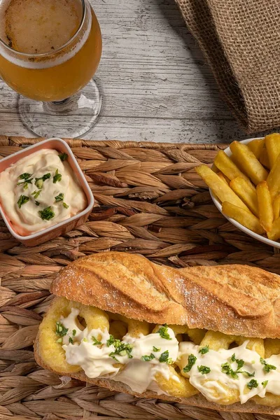 Typische Spaanse Calamari Sandwich Met Mayonaise Gehakte Knoflook Peterselie Een — Stockfoto