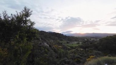 Video 4k Panoramik Peyzaj Ascent şafak vakti Plasencia, Extremadura, İspanya 'daki Virgen del Puerto Sığınağı' na ulaşacak. Sağlıklı yaşam, spor, yürüyüş, macera ve dini bağlılık kavramı.