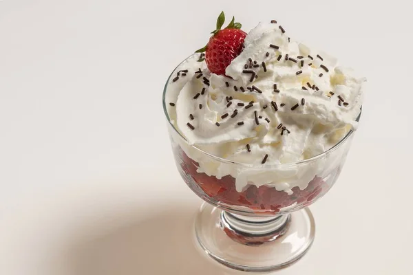 美味的草莓甜点杯 白底奶油和巧克力片 横向摄影和选择性聚焦 — 图库照片