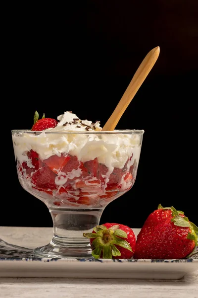 Leckeres Dessertglas Mit Erdbeeren Sahne Und Schokoladenstücken Auf Schwarzem Hintergrund — Stockfoto