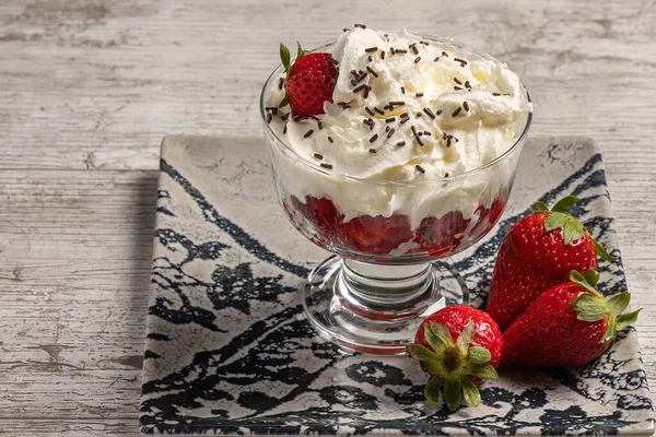 Leckeres Dessertglas Mit Erdbeeren Sahne Und Schokoladenstücken Auf Dekorativem Teller — Stockfoto