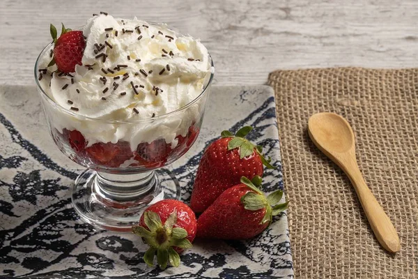 Leckeres Dessertglas Mit Erdbeeren Sahne Und Schokoladenstücken Auf Dekorativem Teller — Stockfoto