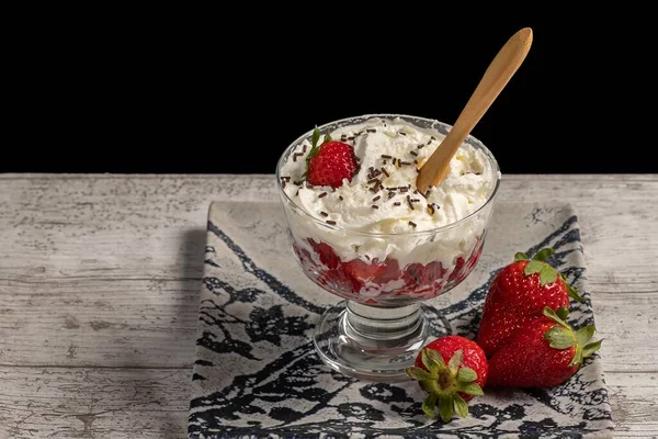 Köstliches Dessertglas Mit Erdbeeren Sahne Und Schokoladenstücken Auf Dekorativem Teller — Stockfoto
