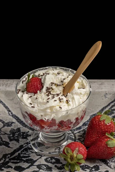Köstliches Dessertglas Mit Erdbeeren Sahne Und Schokoladenstücken Auf Dekorativem Teller — Stockfoto