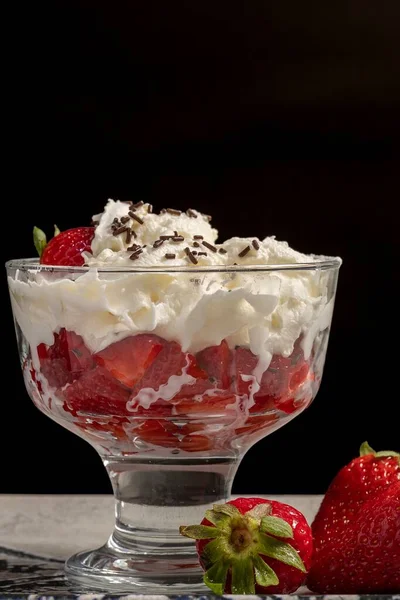 Köstliches Dessertglas Mit Erdbeeren Sahne Und Schokoladenstücken Auf Einem Dekorativen — Stockfoto