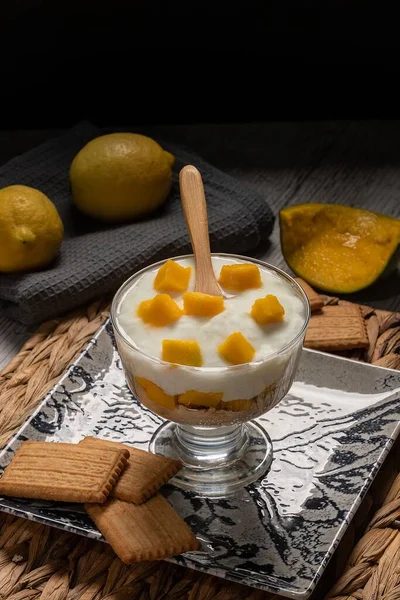 Köstliches Glas Kaltes Joghurt Mousse Mit Mango Und Keksen Dunkles — Stockfoto