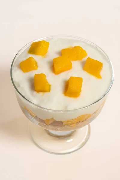 Delicioso Vaso Mousse Yogur Frío Con Mango Galleta Sobre Fondo — Foto de Stock