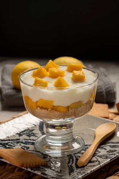 Köstliches Glas Kaltes Joghurt Mousse Mit Mango Und Keksen Dunkles — Stockfoto