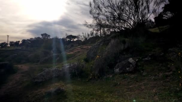 ホルムオークとコルクオークと山岳風景のバックライト付きパノラマビデオ プラセンシアで セレス スペイン 農村生活 冒険とスポーツの概念 — ストック動画