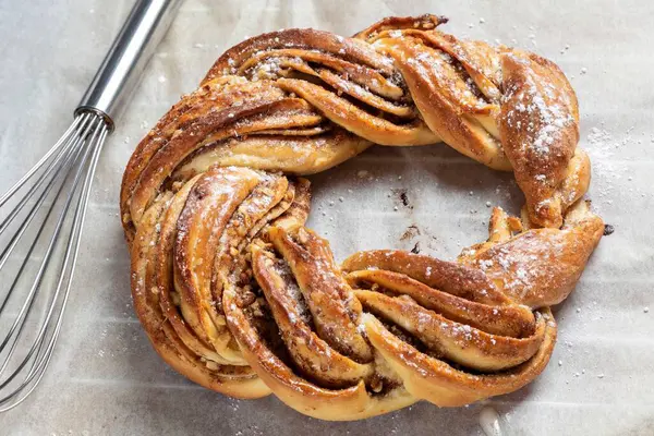 Roscon de reyes Kringle Estonya. Tipik Noel tatlısı, tarçınlı, tereyağlı, cevizli, bademli ve kremalı sünger keki. Dikey fotoğraf ve seçici odak.