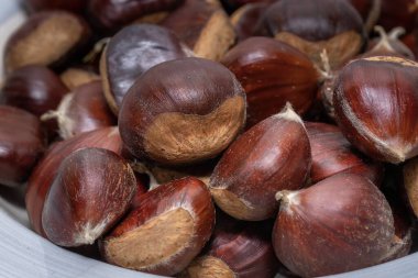 Kestane. Sonbahar mevsiminde mevsimlik meyve ve besin kavramı. Yatay fotoğraf ve seçici odak.