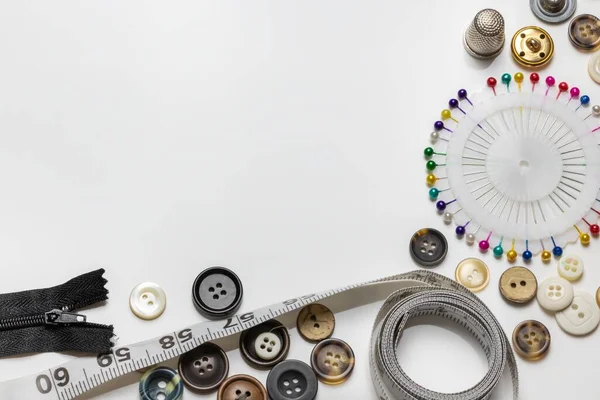 Dikiş araçları ve aksesuarlarıyla beyaz arkaplana uzay çerçevesini kopyala. Yatay fotoğraf ve seçici odak