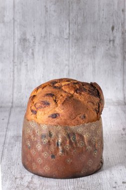 Panettone, aslen Milano kökenli ve Noel ve yeni yıl için hazırlanmış bir İtalyan tatlı ekmeğidir. Dikey fotoğraf ve seçici odak