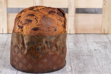 Panettone, aslen Milano kökenli ve Noel ve yeni yıl için hazırlanmış bir İtalyan tatlı ekmeğidir. Yatay fotoğraf ve Seçmeli odak